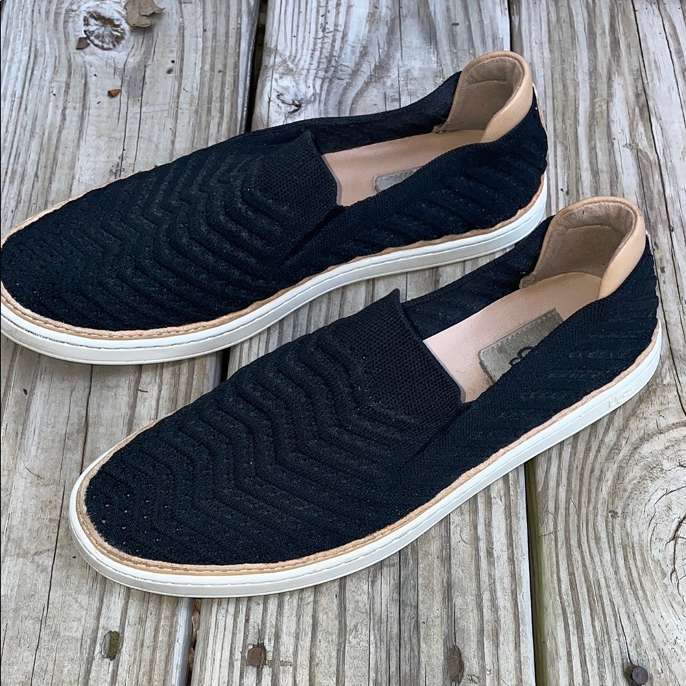 EUC- UGG "Sammy Chevron" Black and Tan Quilted Slip-On Loafers Size 9